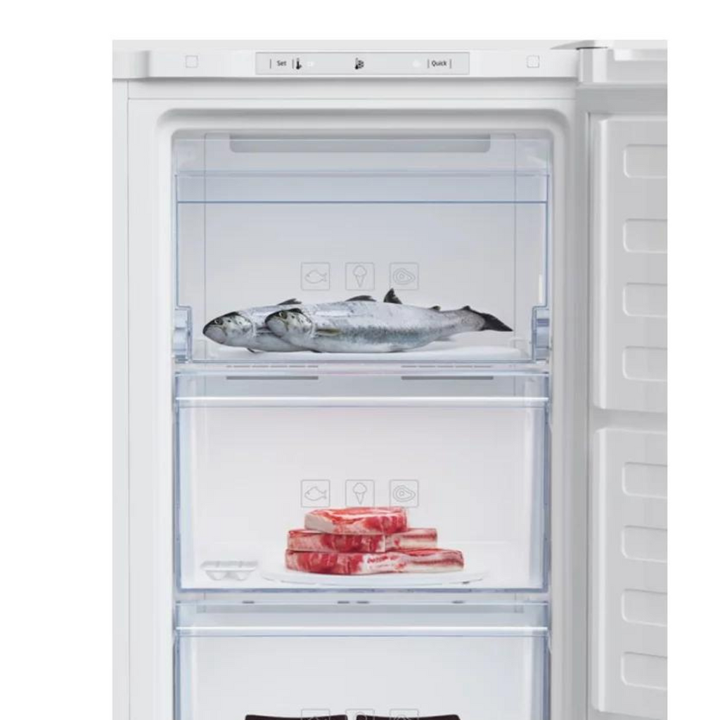 Congélateur BEKO RFNM200E40WN avec porte blanche et rangement intérieur spacieux pour aliments congelés.
