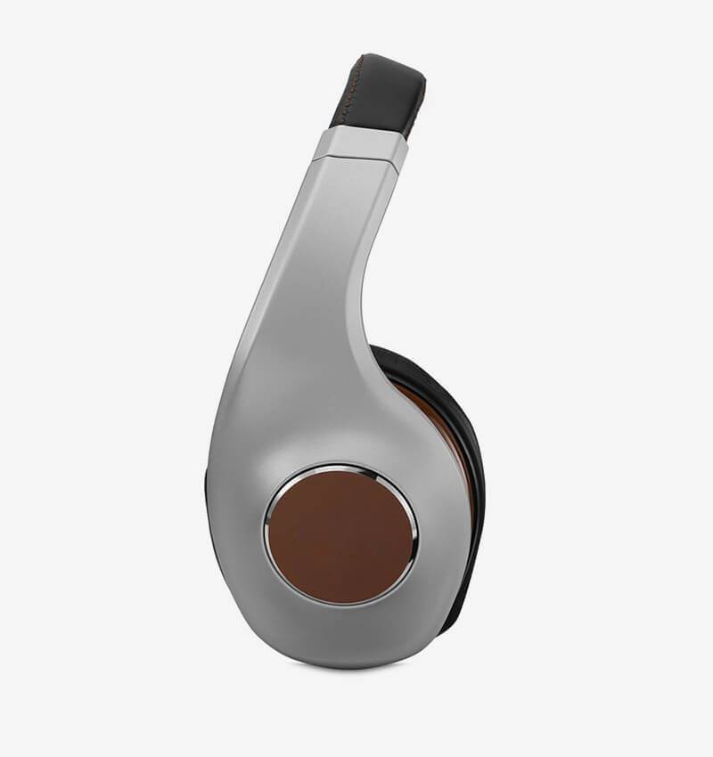 Casque de musique tout-en-un Accessories avec coussinets confortables et design moderne, vue de face.