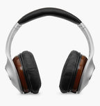 Casque de musique tout-en-un de la marque Accessories, avec écouteurs et contrôles intégrés, visible sur fond neutre.