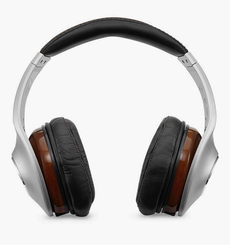 Casque de musique tout-en-un de la marque Accessories, avec écouteurs et contrôles intégrés, visible sur fond neutre.