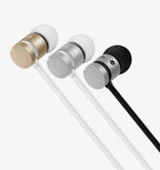 Écouteurs Mart Mic Accessoires en noir avec cordon et micro intégré, conçus pour une utilisation audio portable.