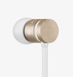 Écouteurs Mart Mic de la marque Accessories, avec câble et microphone intégrés, conçus pour une utilisation audio portable.